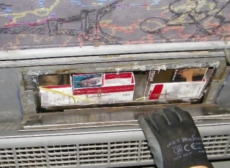 Ściany autobusu wypełnione kontrabandą