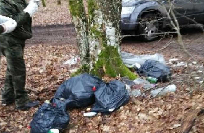 {Leśnicy złapali mężczyznę, którzy wyrzucił śmieci w lesie. Teraz musi zapłacić wysoką grzywnę.}
