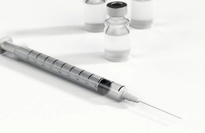 {Ministerstwo zdrowia uruchamia szczepienie trzecią dawką szczepionki przeciwko COVID-19 wszystkich powyżej 18. roku życia.}